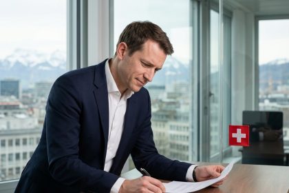 Jeune professionnel français dans un bureau moderne en Suisse